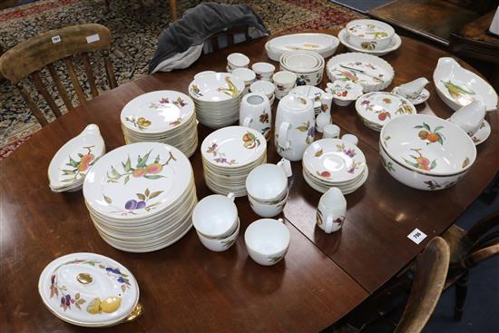 A Royal Worcester Evesham pattern dinner service